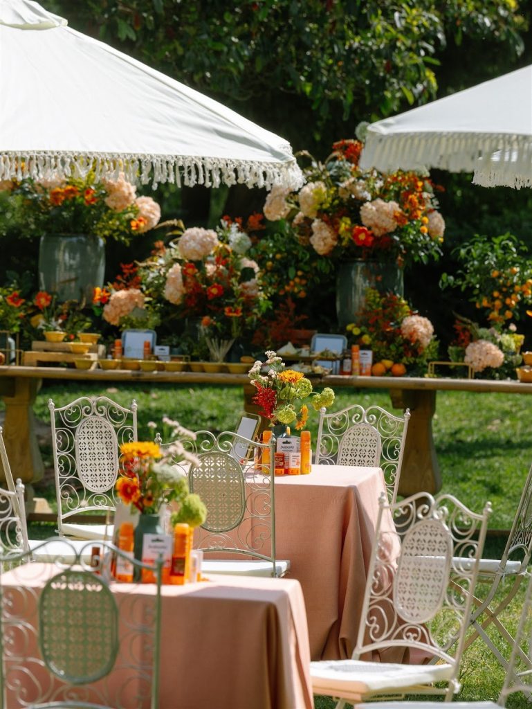 Decoración elegante con mesas y sombrillas en picnic exclusivo al aire libre en Huerto de San Vicente, Valencia