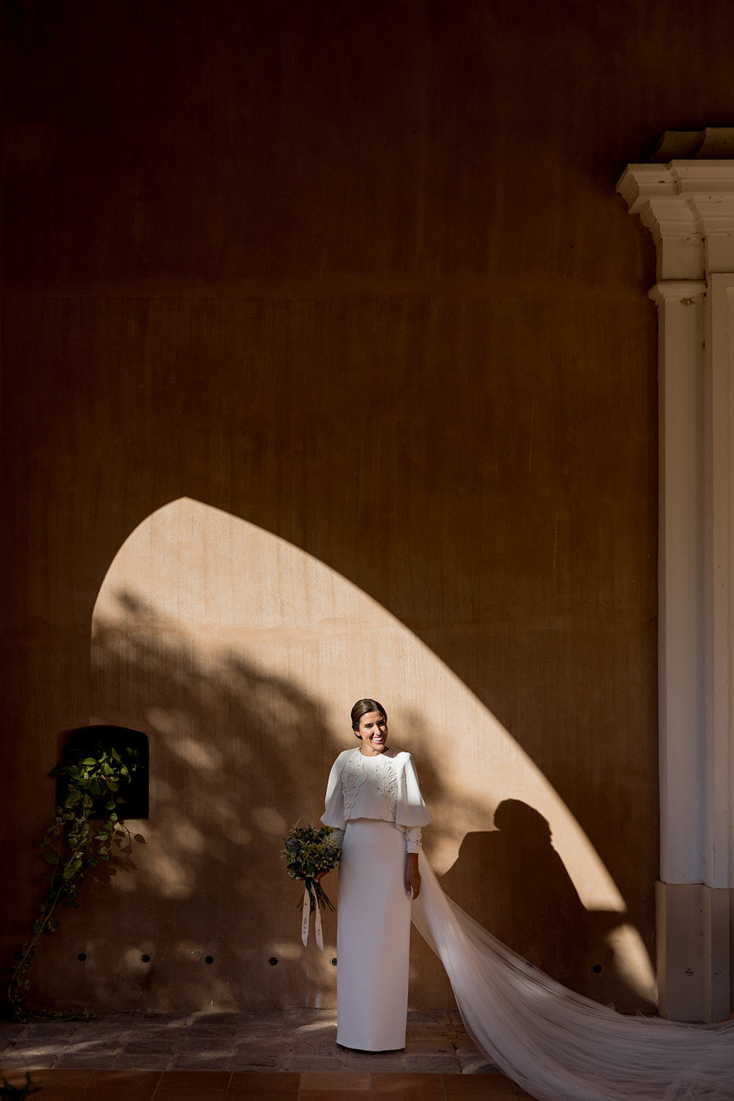 La novia llevó vestido de inuñez y un ramo inspirado en sus raíces manchegas