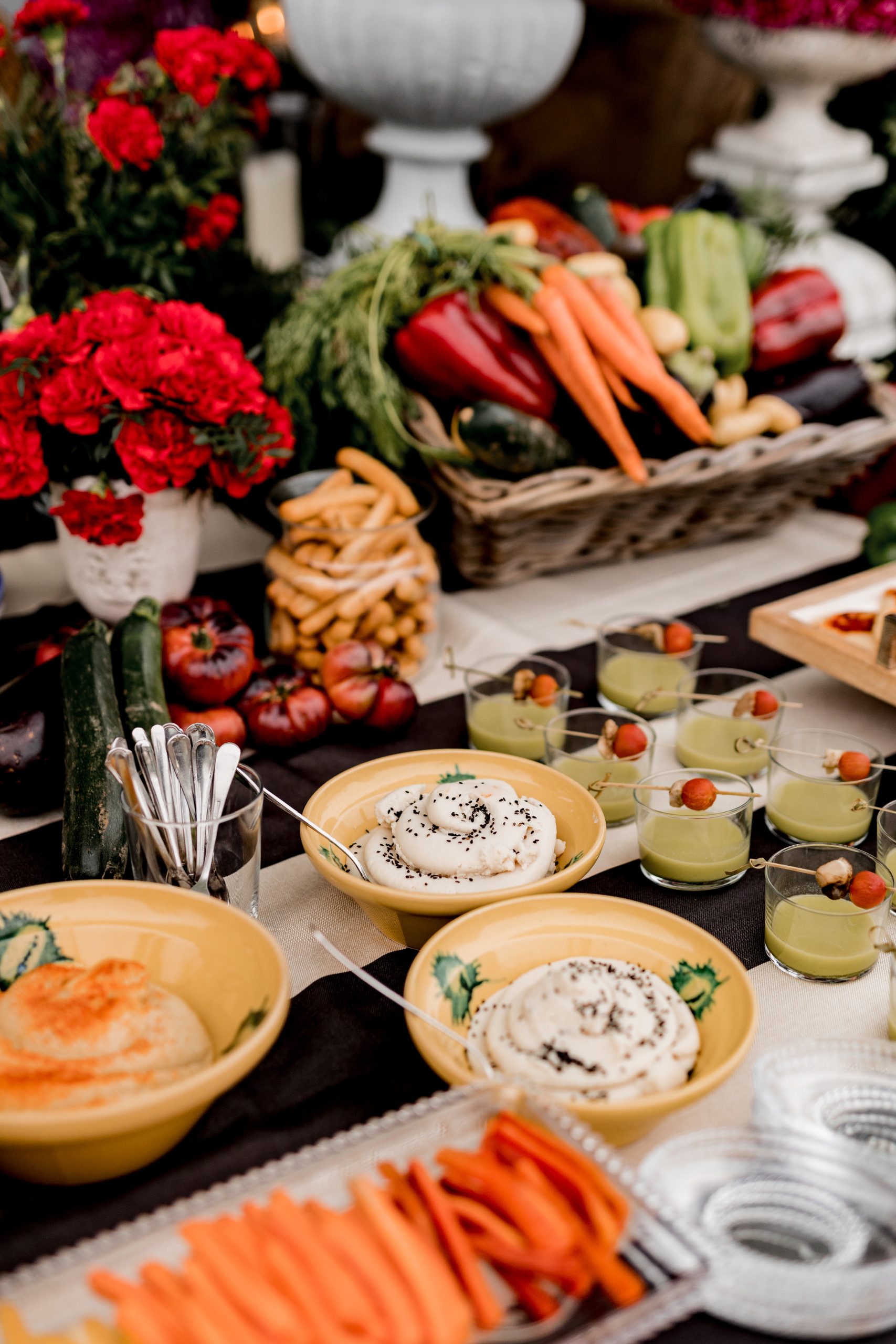 Presentación gastronómica creativa en evento de catering sostenible, en cumplimiento con la Ley contra el desperdicio alimentario.