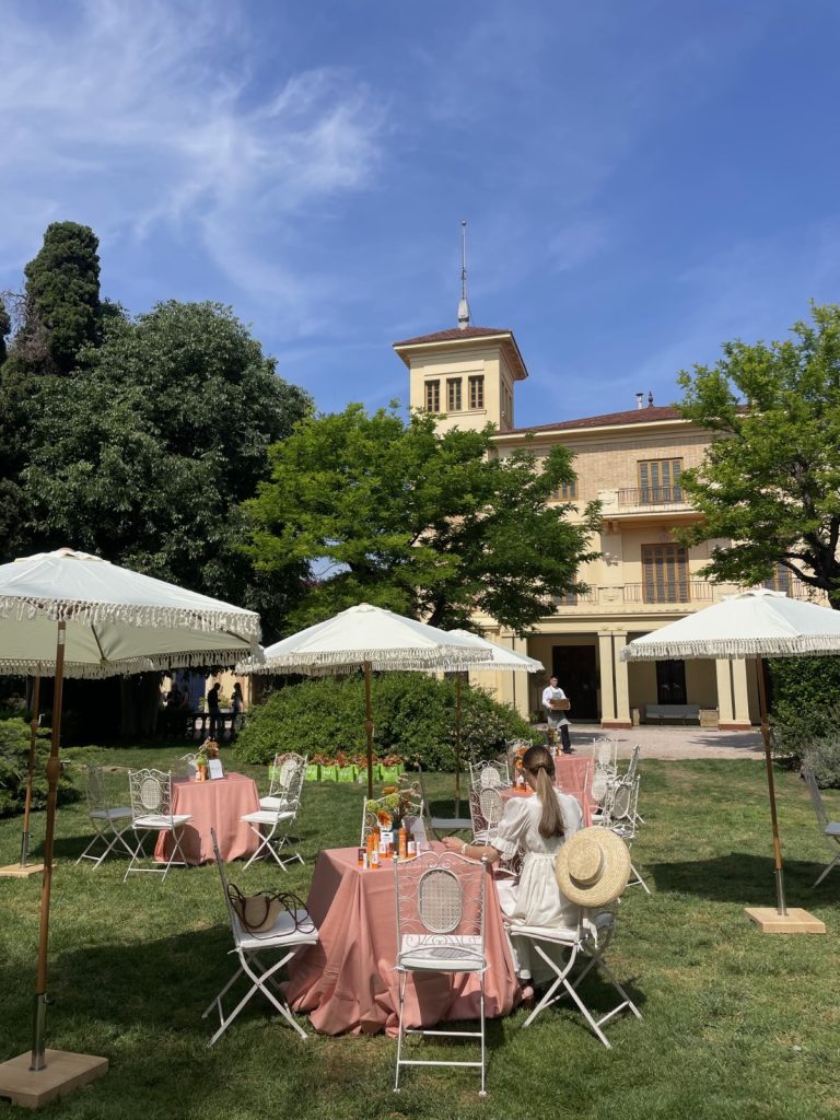 Ana Gayoso, influencer, participando en el evento picnic exclusivo de Babaria y Gourmet Catering en Huerto de San Vicente, Valencia