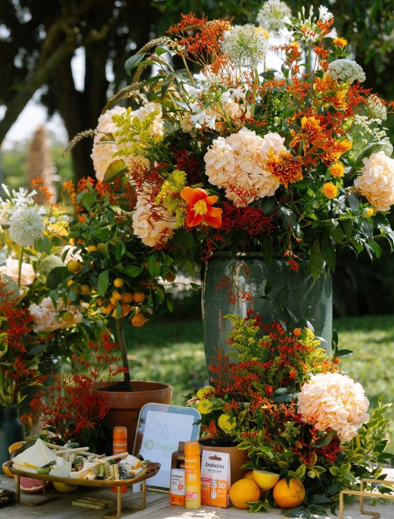 Decoración cuidada y presentación de productos gourmet en evento picnic exclusivo al aire libre en Huerto de San Vicente, Valencia