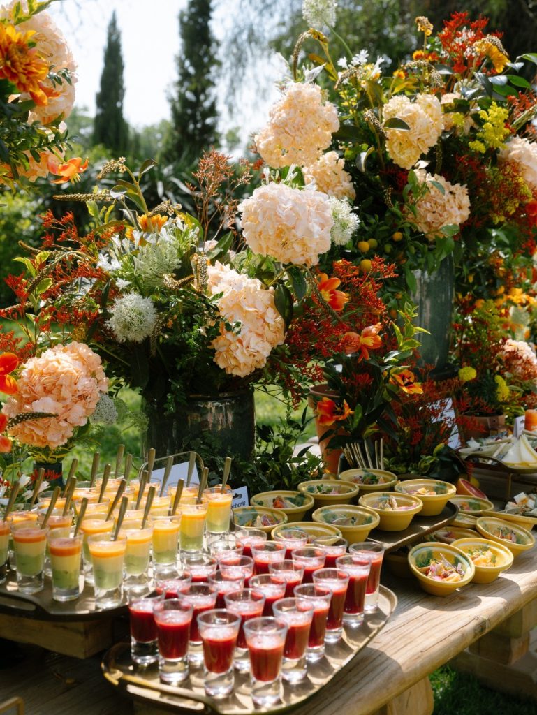 Selección de platos gourmet servidos en evento picnic exclusivo al aire libre organizado por Gourmet Catering en Huerto de San Vicente, Valencia